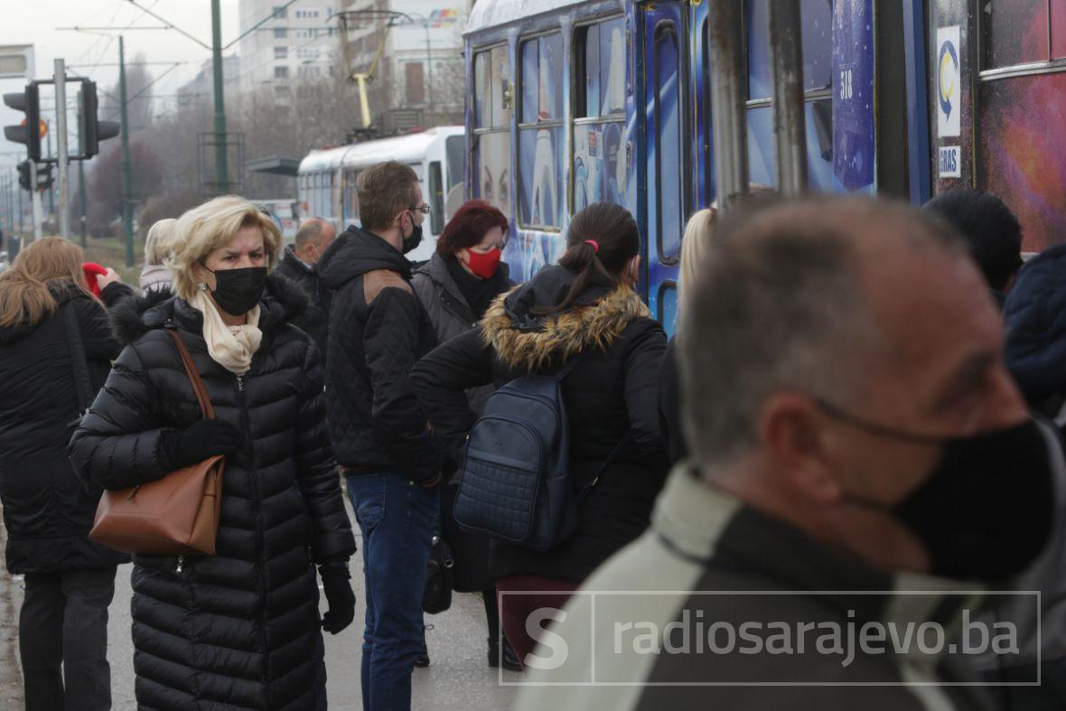 Foto: Dž. K. / Radiosarajevo.ba/Gužve na tramvajskim stajalištima